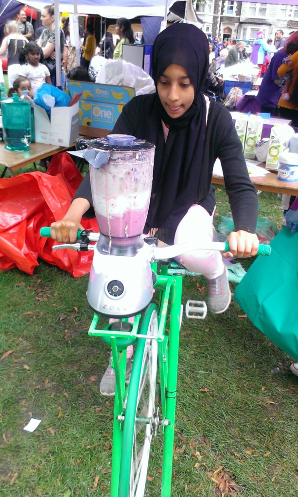 Lamees Shosh producing smoothies